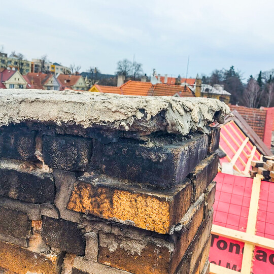 2026 | BECHYNĚ | Vilová čtvrť 575 | rekonstrukce střechy, zateplení, atypické klempířské prvky
