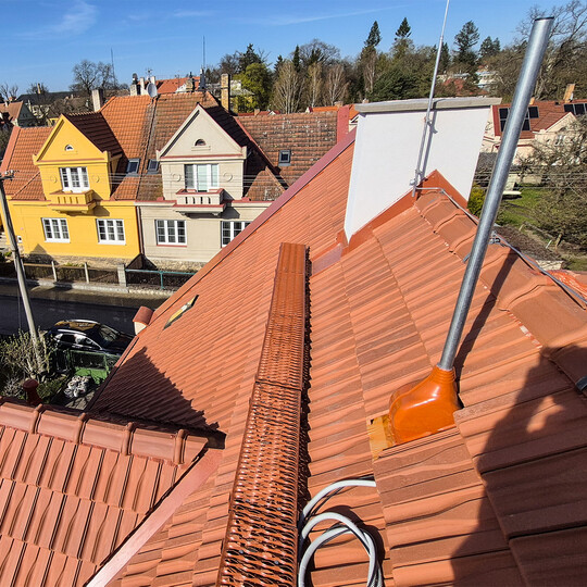 2026 | BECHYNĚ | Vilová čtvrť 575 | rekonstrukce střechy, zateplení, atypické klempířské prvky