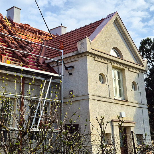 2026 | BECHYNĚ | Vilová čtvrť 575 | rekonstrukce střechy, zateplení, atypické klempířské prvky