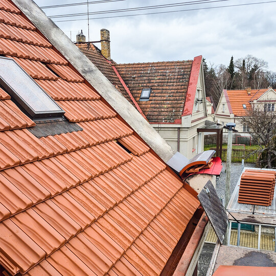 2026 | BECHYNĚ | Vilová čtvrť 575 | rekonstrukce střechy, zateplení, atypické klempířské prvky